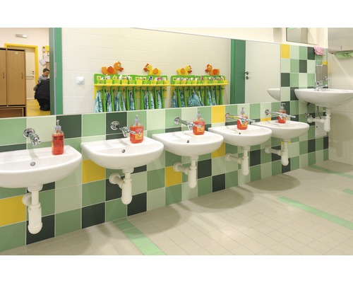 Badrum med handfat, spegel, handdukshängare och kakel