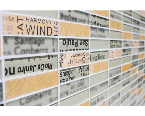 Mosaikplattor med stads- och ordmotiv