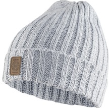 Stickad mössa med ribbmönster och en logopatch.