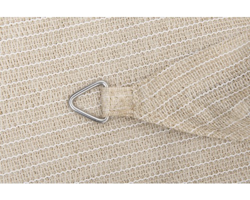 Närbild av ett solsegel med triangulär metallring