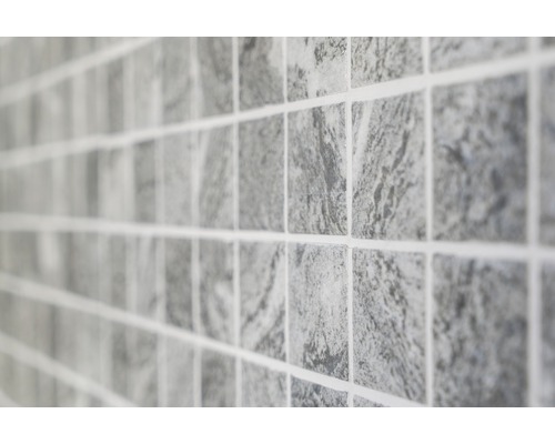 Närbild av grå mosaikplattor med stenmönster