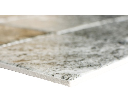 Närbild av en väggplatta med stendekor.