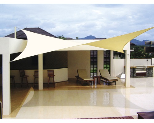 Uteplats med solsegel, solstolar och barstolar