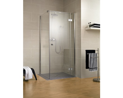 Duschkabin med glasväggar och armaturer i badrum