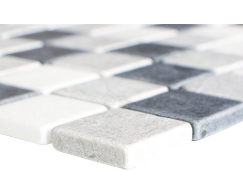 Mosaikplatta av natursten med fyrkantiga stenar