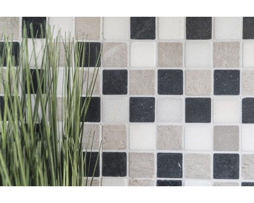 Mosaikplattor i ett schackrutemönster med konstgräs