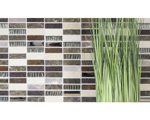 Mosaikvägg med rektangulära plattor och växter