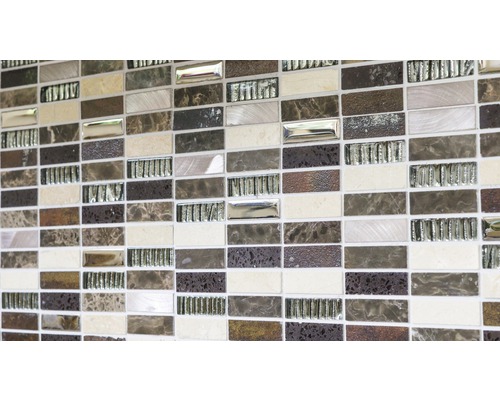 Mosaikplattvägg med rektangulära plattor i olika bruna och beige nyanser samt glaselement