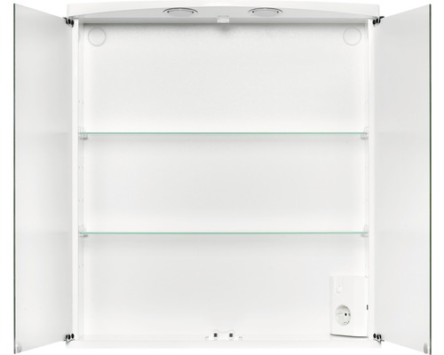 Öppet spegelskåp med glashyllor och eluttag