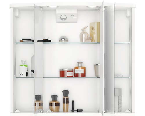 Vitt spegelskåp med glashyllor och diverse badrumsartiklar