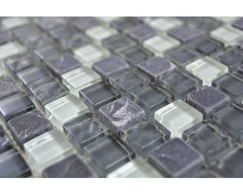 Närbild av mosaikplattor av glas och natursten