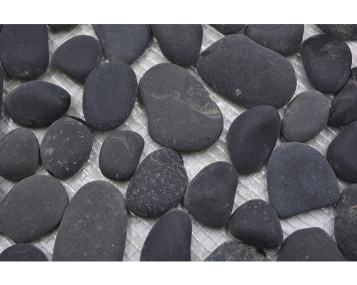 Dekorativa naturstenar på ett galler för trädgårdsdesign