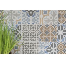 Kakelvägg med blommiga och geometriska mönster
