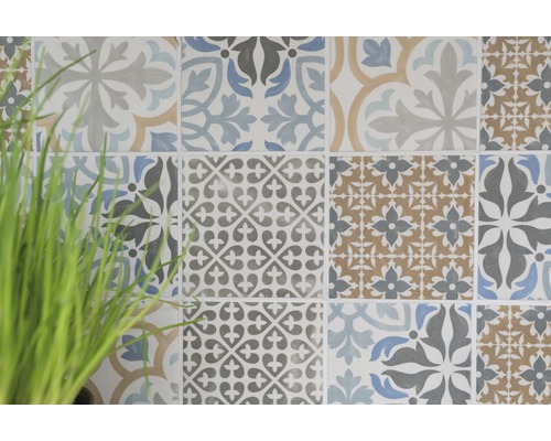 Kakelvägg med blommiga och geometriska mönster