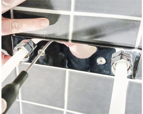 Installation av en armatur med en skruvmejsel på kakel