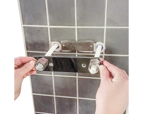 Installation av en vattenanslutningsarmatur på en kakelvägg