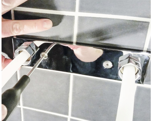 Installation av en vinkelventilanslutning med skruvmejsel på en kakelvägg