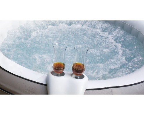 Uppblåsbar bubbelpool med två fyllda glas