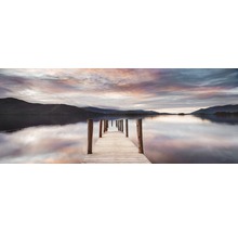Träbrygga vid sjön med utsikt över bergen