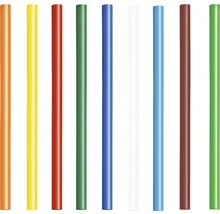 Flerfärgade runda plaststavar i en rad