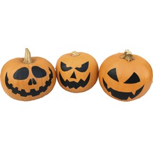 Tre Halloween pumpor med utskurna ansikten