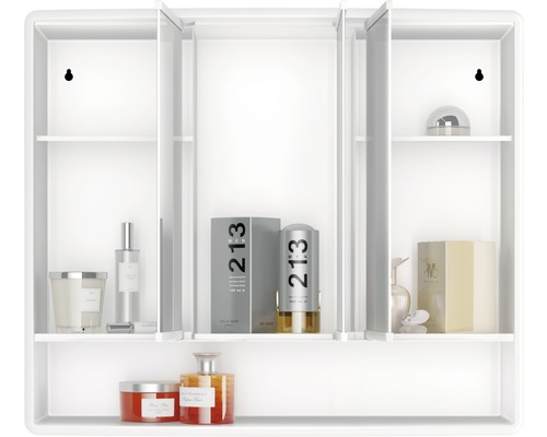 Vitt spegelskåp med diverse badrumsartiklar