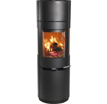 Vedeldad kamin med vedträn i eldstaden
