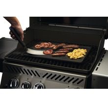 Grill med stekplatta, frukostingredienser och stekspade