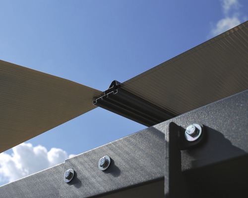 Detaljvy av ett terrassöverdrag med skruvar