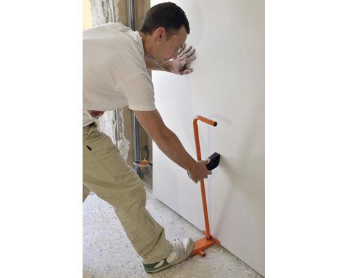 Man monterar gipsskiva med monteringsverktyg.