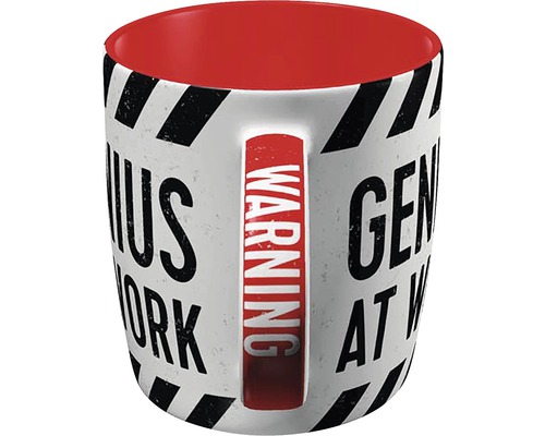 Mugg med texten ''Genius på jobbet'' och varning