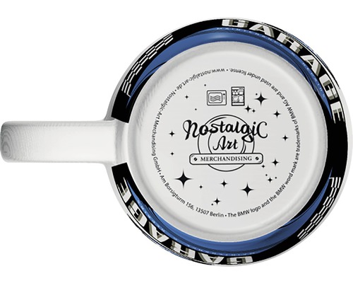 Undersidan av en mugg med Nostalgic Art Merchandising-logotypen och en indikation på lämplighet för mikrovågsugn och diskmaskin.