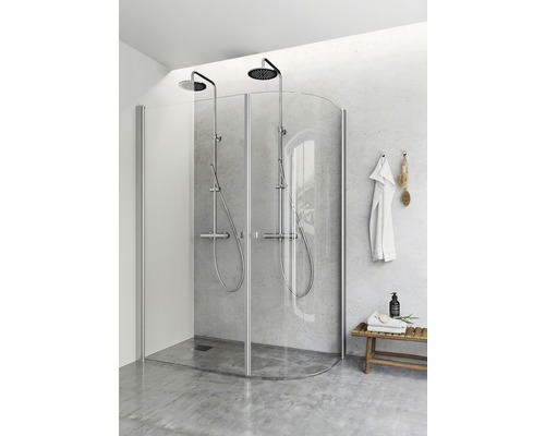 Elegant duschkabin med två duschhuvuden i ett ljust badrum.