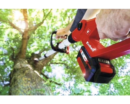 Batteridriven grensåg vid beskärning av trädgrenar