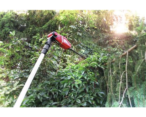 Teleskopisk häcksax som används för att klippa buskar