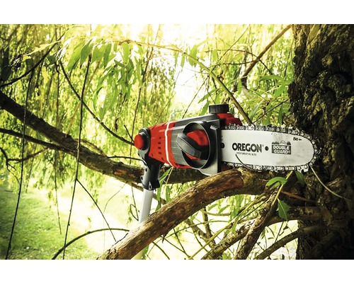 En stångsåg beskär en gren utomhus.