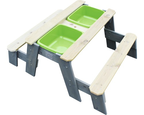 Barngrupp med två gröna kar