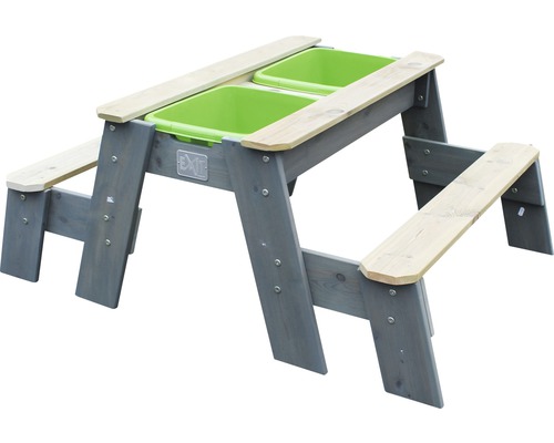 Barnsittgrupp med sandlådor av trä