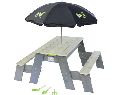 Barnsittgrupp med parasoll och leksaker