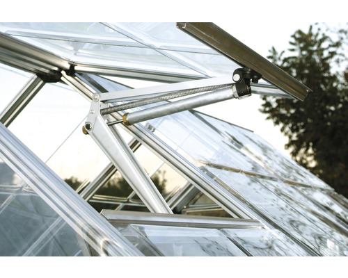 Detaljvy av ett växthusfönster med automatisk fönsteröppnare