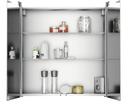 Öppet spegelskåp med glashyllor och diverse badrumsartiklar