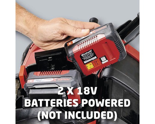 Sätta i ett Einhell 18 volts batteri i ett trädgårdsredskap. Batterier ingår ej.