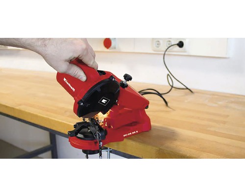 Enhands kedjeslipmaskin som används på en arbetsbänk.