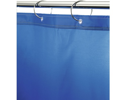 Blått duschdraperi med duschdraperiringar på en stång