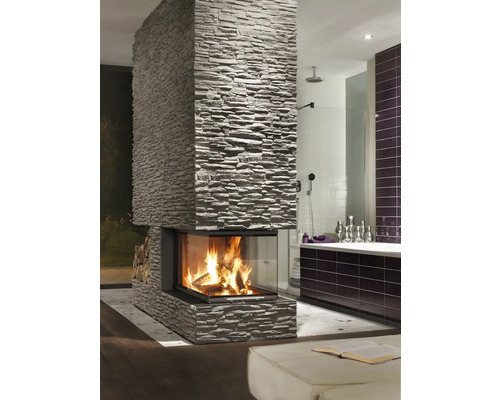 Öppen spis med stenbeklädnad i modernt badrum