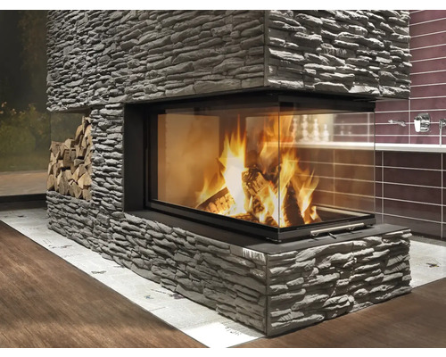 Öppen spis med stendekor och vedträn