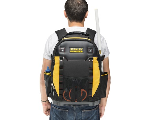 Stanley Fatmax verktygsryggsäck på en persons rygg