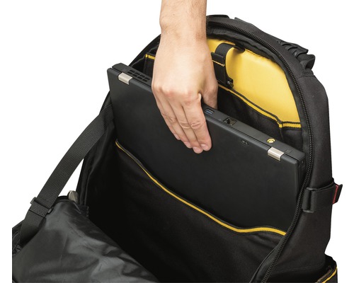 Bärbar dator placeras i en ryggsäck