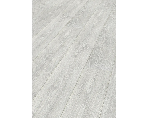 Närbild av ljust laminatgolv med trästruktur.