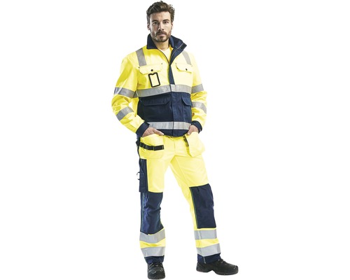 Man i gul och marinblå varseljacka och byxor
